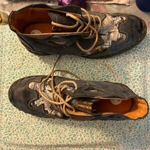 These r a size 10 women’s newspaper boots.  Never been worn.